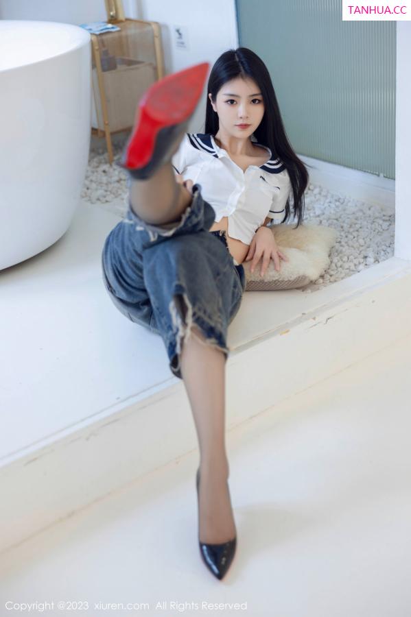 可乐Vicky  [XiuRen]高清写真图 2023.07.05 No.7027 可乐Vicky 黑丝美腿第17张图片